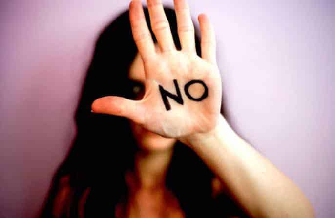 mano con letras de NO violencia contra la mujer