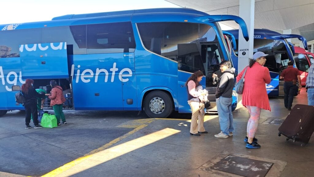 Llegada de visitantes a la Central de Autobuses en Mazatlán