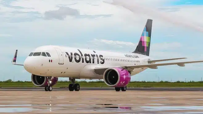 Retiran 2 cargos al pasajero de Volaris que intentó desviar vuelo, pero seguirá en prisión preventiva