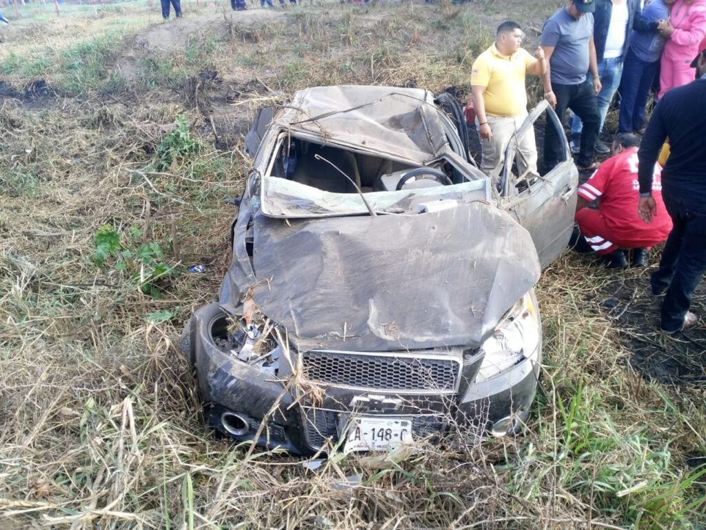 Volcadura en la carretera Escuinapa-Teacapán deja dos personas lesionadas