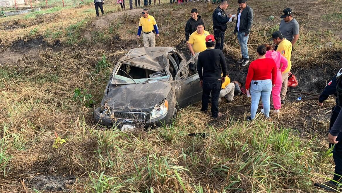 Volcadura en la carretera Escuinapa-Teacapán deja dos personas lesionadas