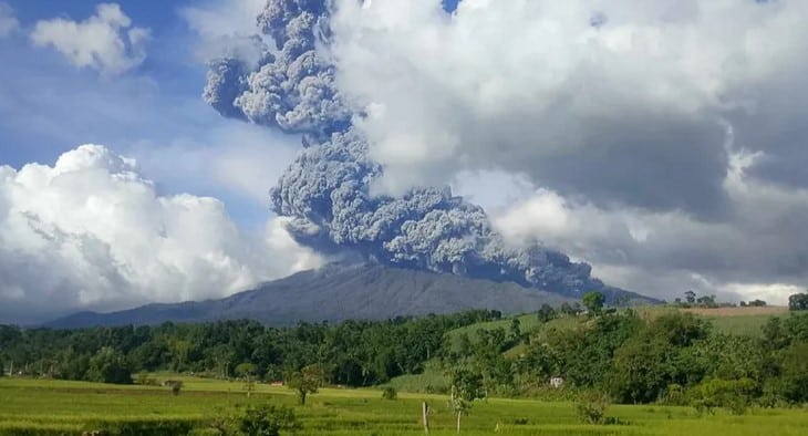VIDEO: Volcán Kanlaon entra en erupción y provoca evacuación de más de 80 mil personas en Filipinas