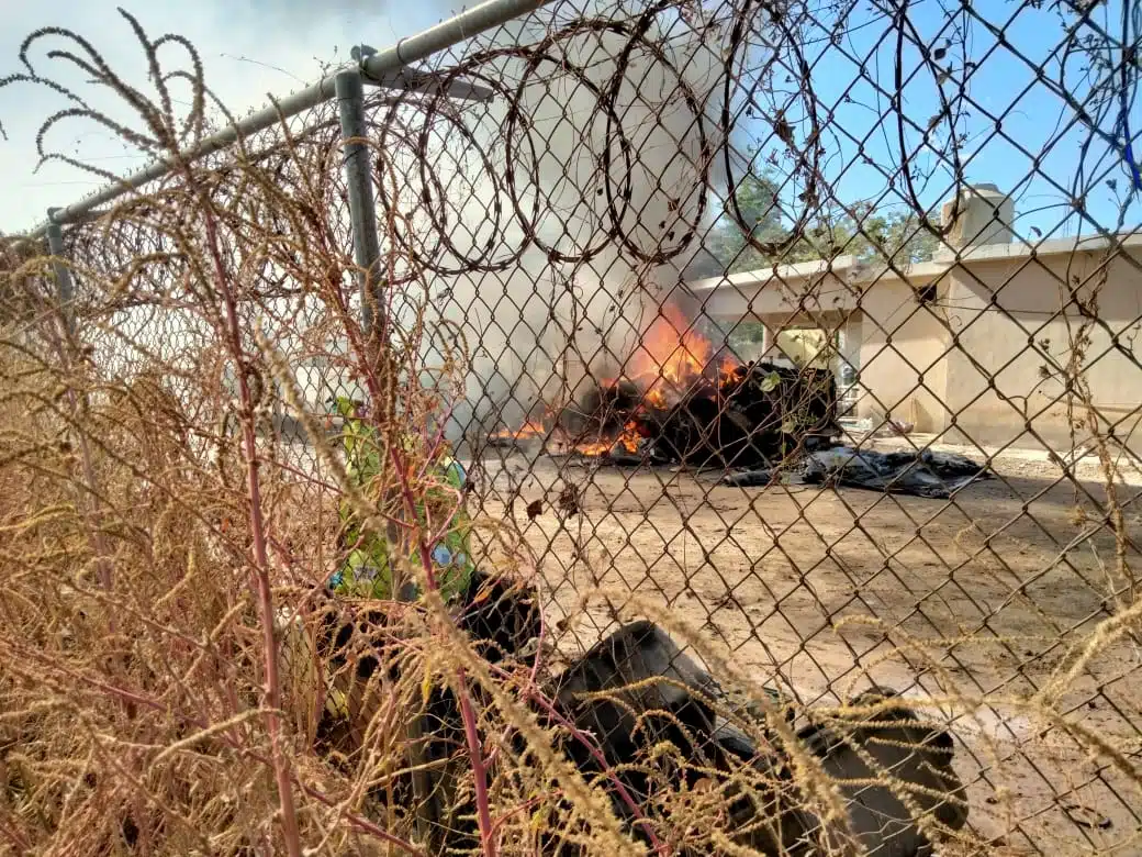 Voraz incendio arrasa con un tráiler en Cortines, Guasave