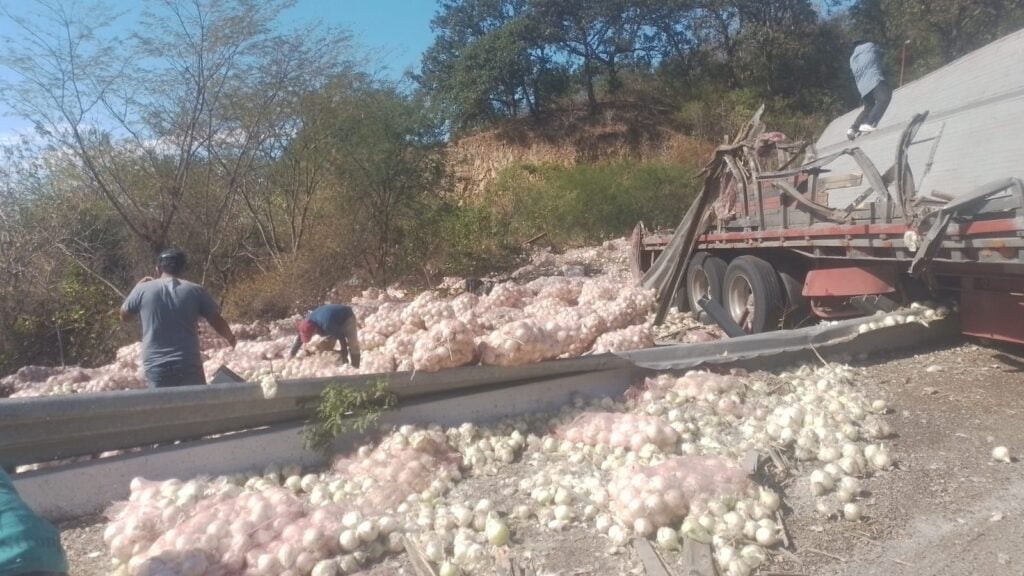 Vuelca tráiler cargado de cebolla por la Mazatlán-Durango en Concordia