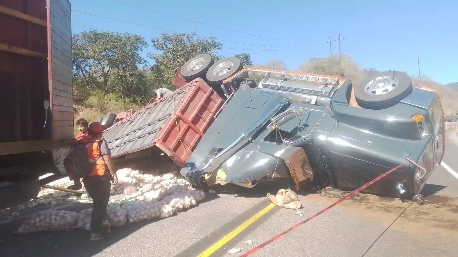 Vuelca tráiler cargado de cebolla por la Mazatlán-Durango en Concordia