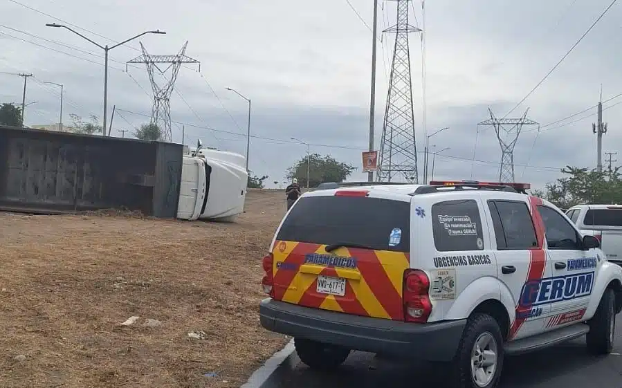 Vuelca vehículo de carga pesada por la Obregón, frente al Parque 87 en Culiacán