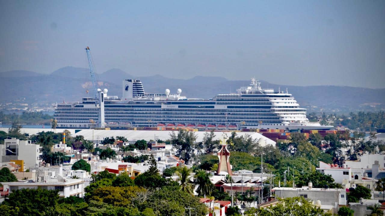 El Koningsdam llegó a Mazatlán con 2,565 pasajeros