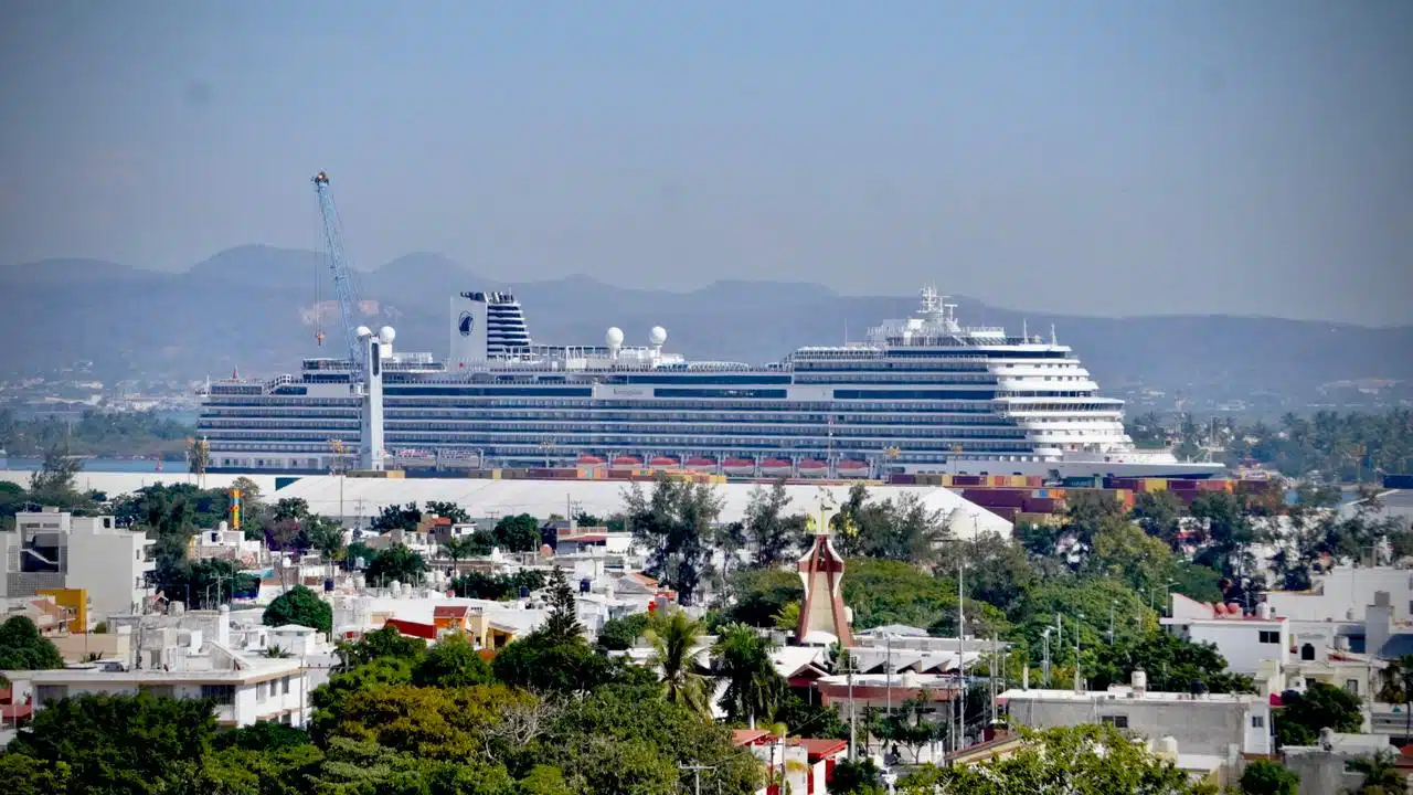 El Koningsdam llegó a Mazatlán con 2,565 pasajeros