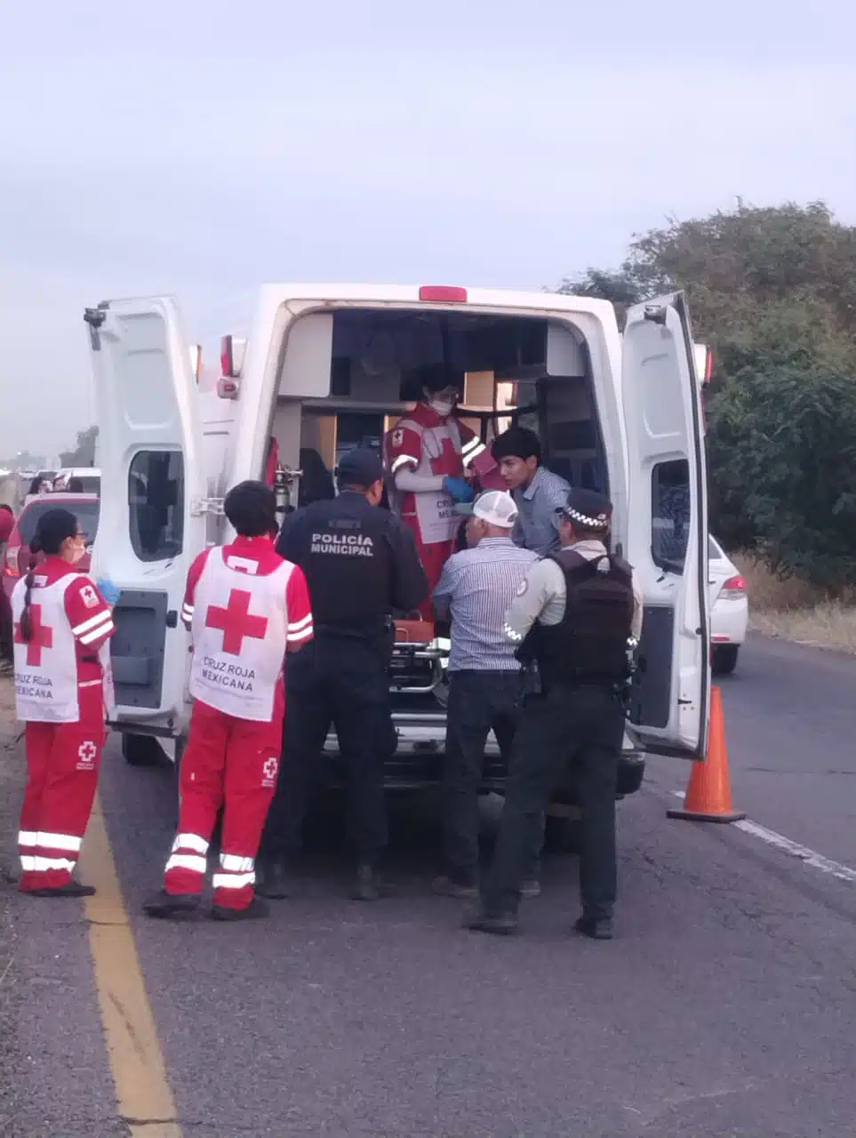 Choque contra muro de contención deja fuertes daños materiales en la México 15 en Guasave