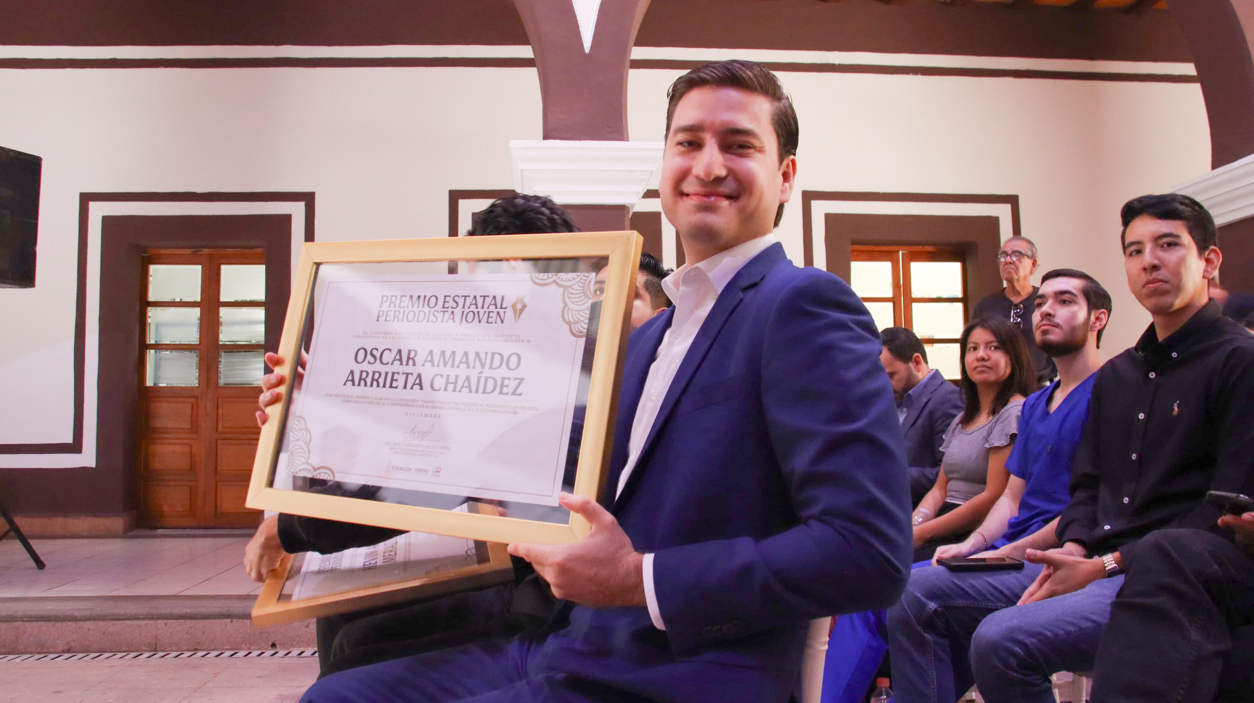 Óscar Arrieta recibe premio al periodista joven