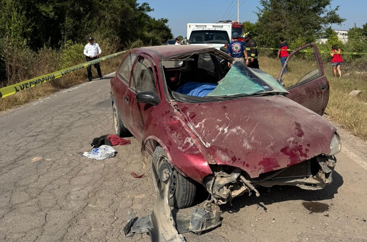 Carro volcado en carreta rumbo a Mazatlán