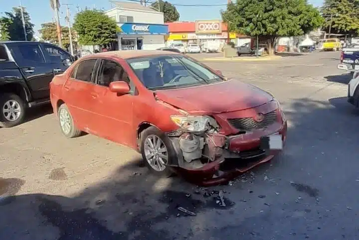 Choque entre dos vehículos en el sector Ermita deja fuertes daños materiales en Guasave