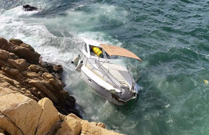 Yate se hunde en La Quebrada, Acapulco, tras chocar contra un risco