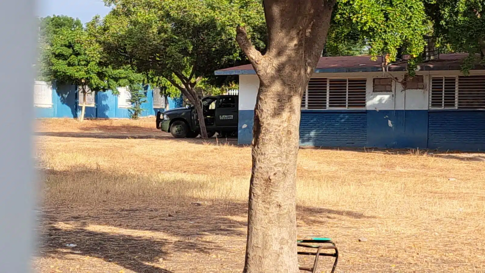 Escuela de Culiacán con militares