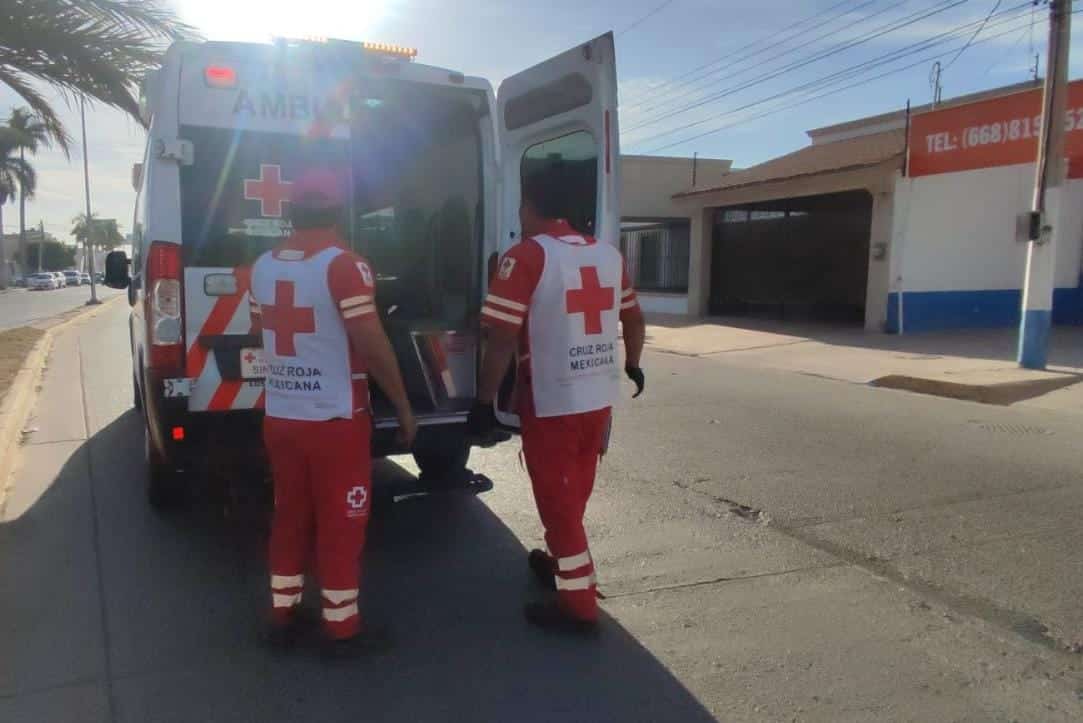Paramédicos de la Cruz Roja atienden a lesionado