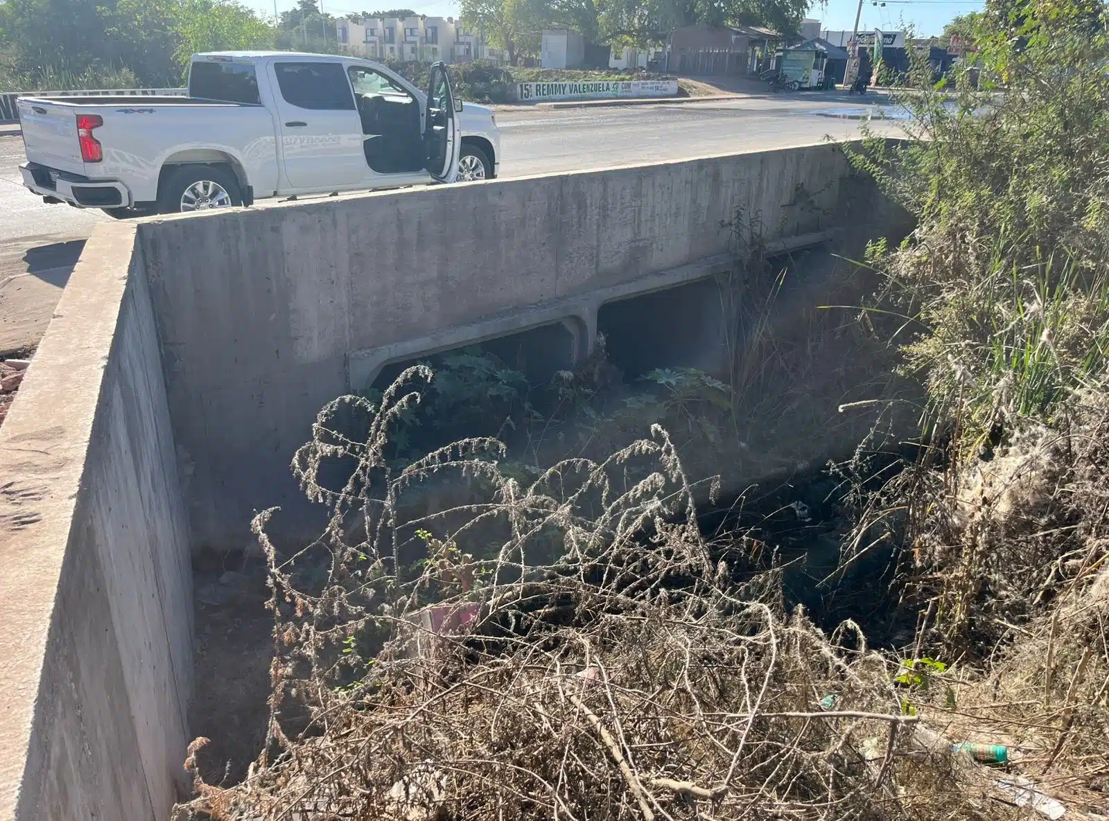 Así lucen los drenes y canales en Los Mochis con basura.