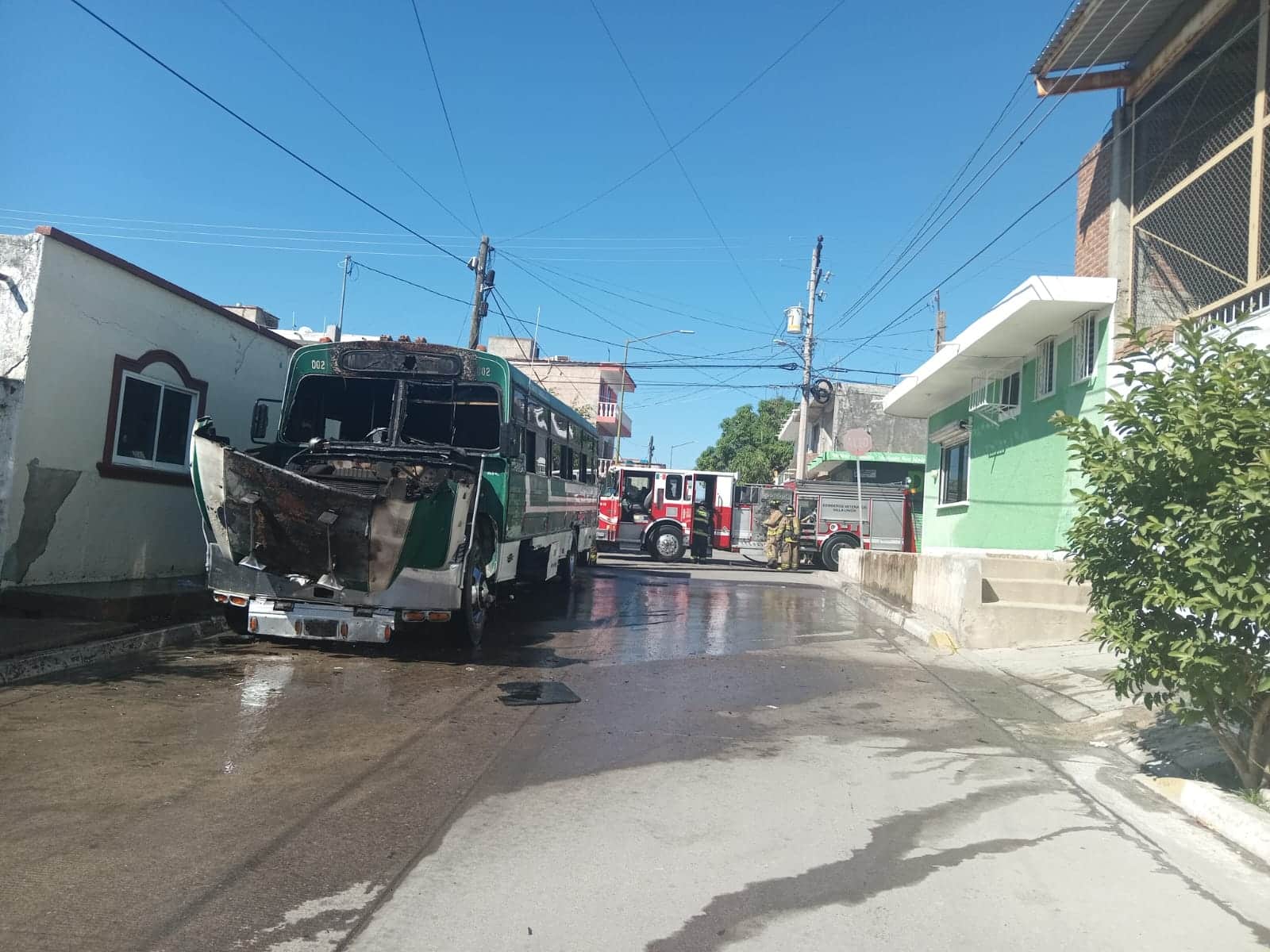 incendio de motor de camión de pasajeros