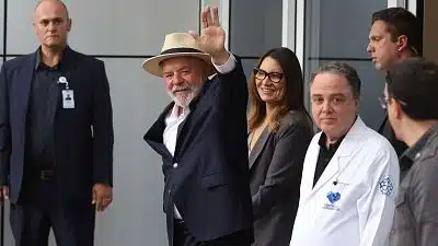 El presidente de Brasil, Luiz Inácio Lula da Silva, saluda al salir del Hospital Sirio-Libanés en Sao Paulo