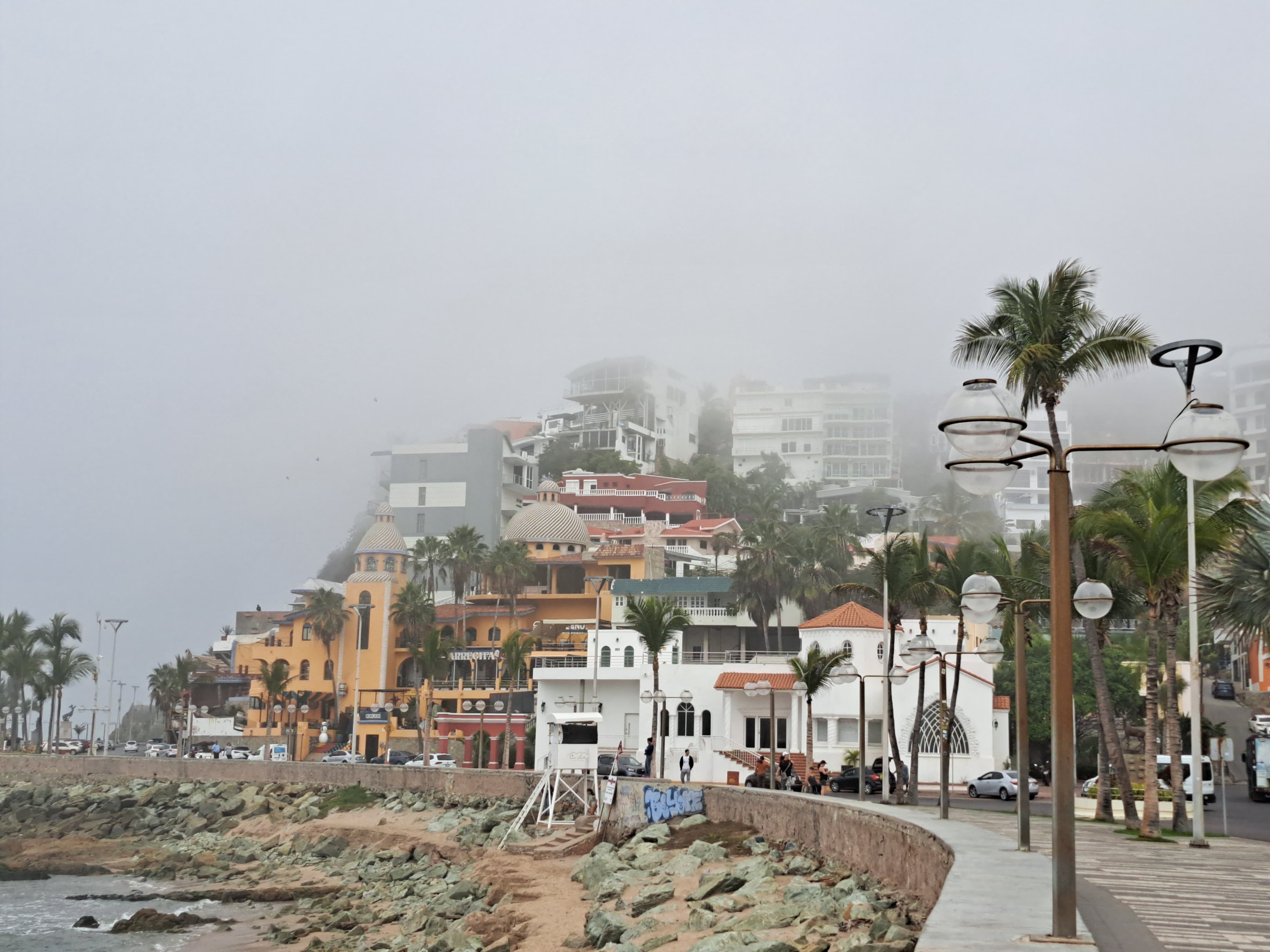 Banco de niebla en puerto de Mazatlán