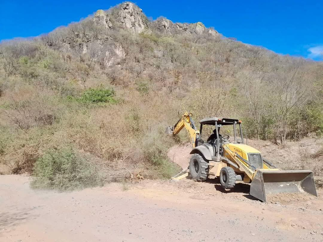 Rehabilitación de caminos en la zona serrana de Sinaloa municipio.