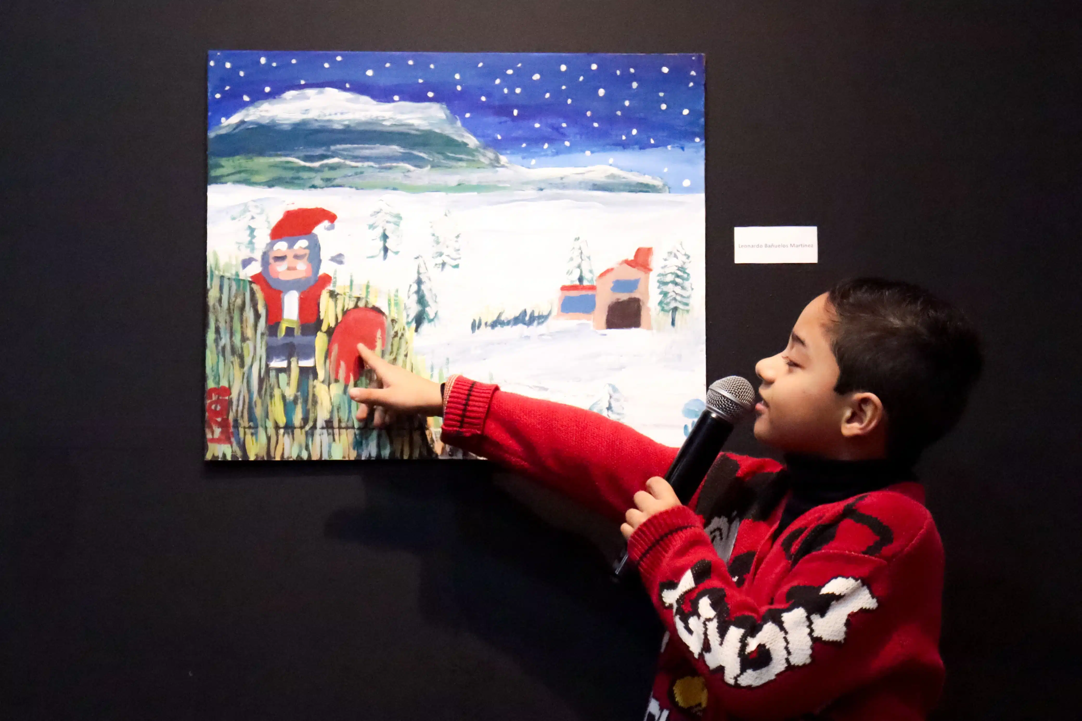 Un pequeño artista explicando su obra en la exposición realizada en el Museo Regional del Valle del Fuerte.