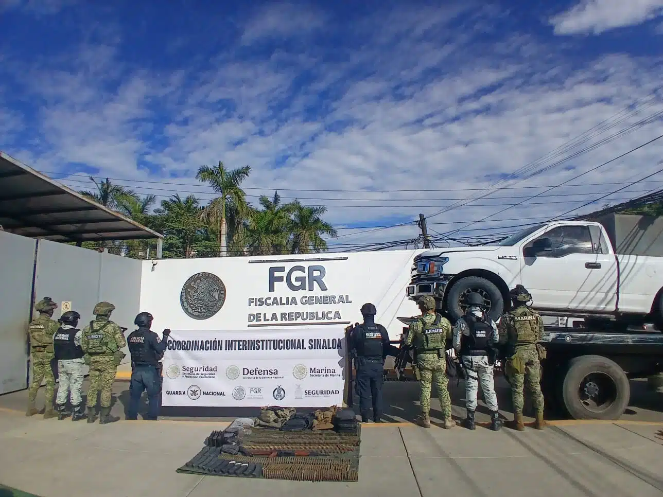 Aseguran camioneta blindada y equipo delictivo en Villa Juárez, Navolato