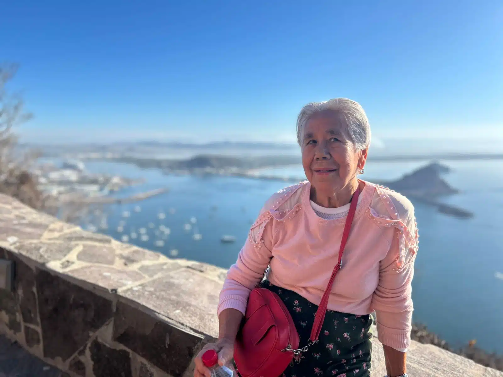 A sus 77 años doña Refugio sube cada sábado los más de 300 escalones del Faro de Mazatlán