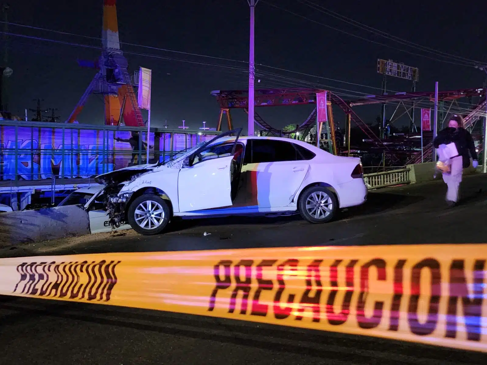 Volkswagen Vento destruido de la parte frontal tras un aparatoso accidente vial que dejó a una persona sin vida.