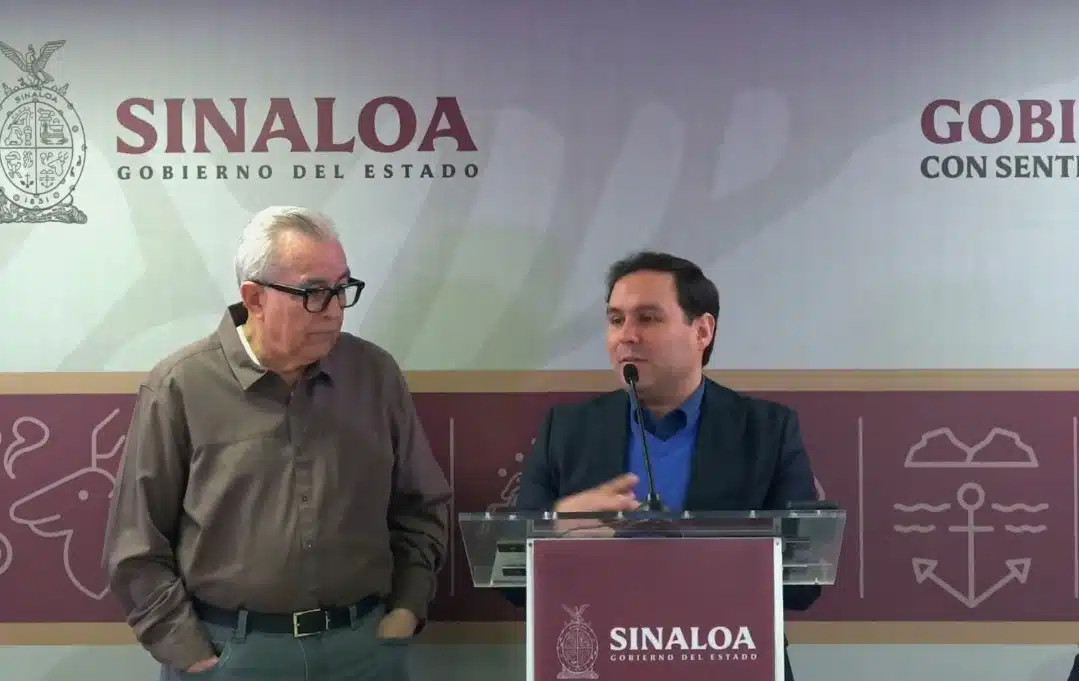 Abelardo Beltrán León con el gobernador Rubén Rocha Moya durante conferencia semanera