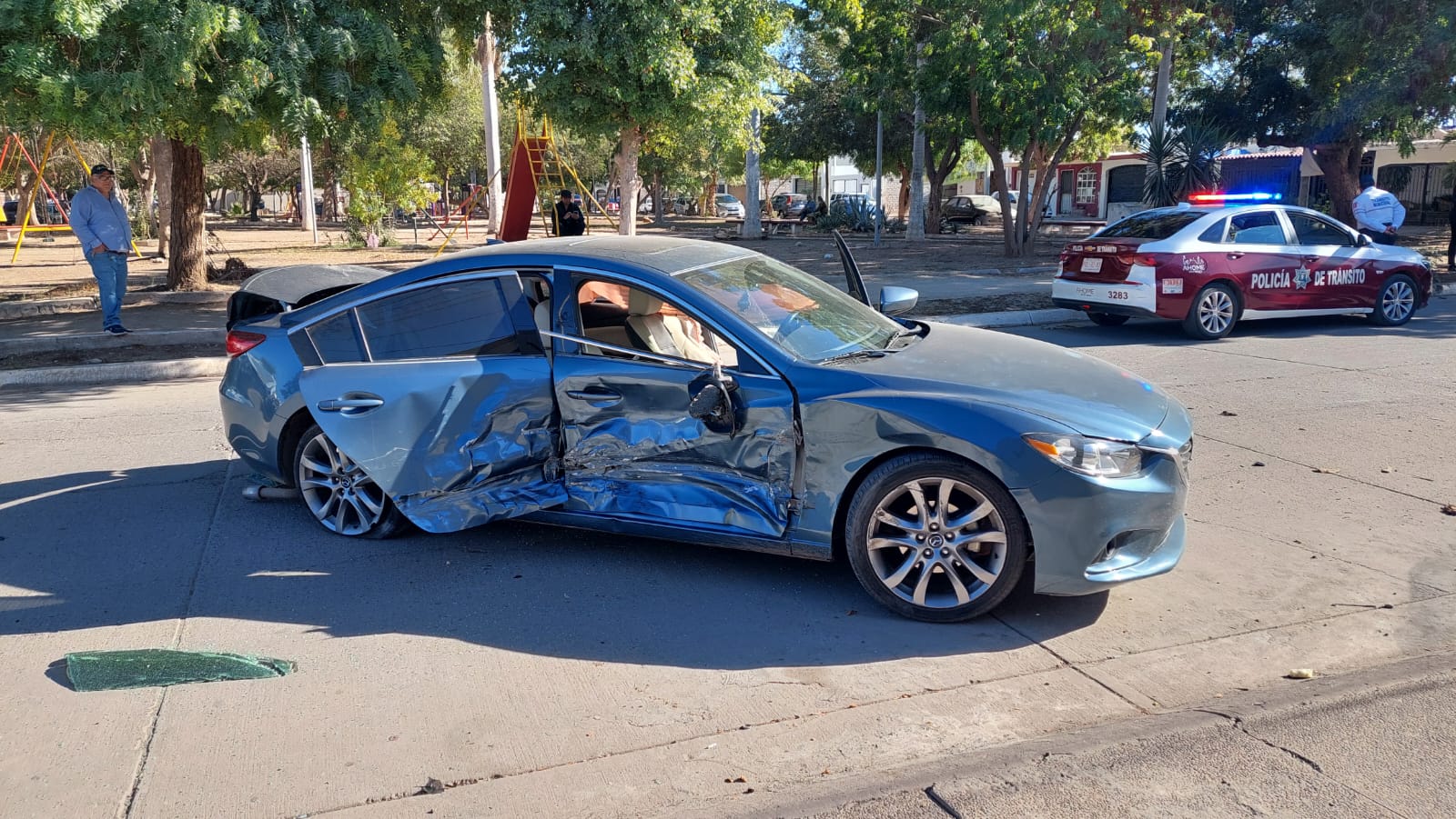 Un automóvil presentó daños después de sufrir un accidente con una camioneta en calles de Los Mochis