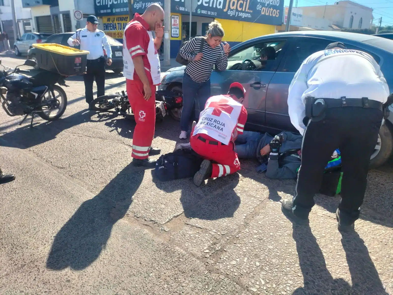 Paramédicos de la Cruz Roja Los Mochis brindan primeros auxilios al motociclista lesionado