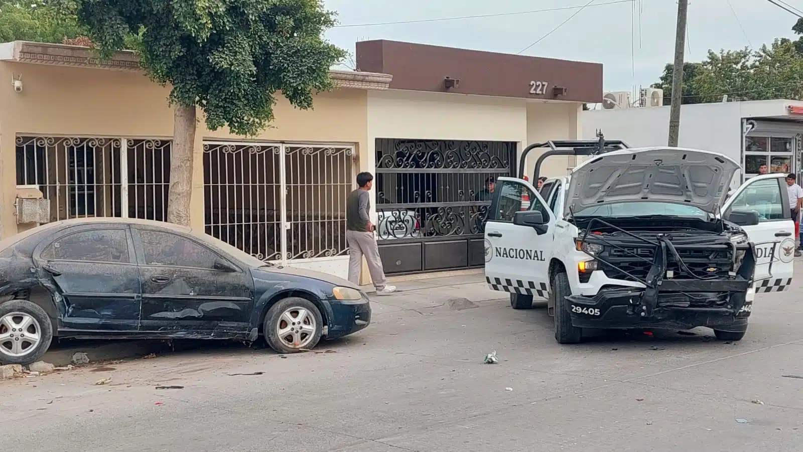 Unidad de la Guardia Nacional con daños en la carrocería junto a otro vehículo afectado en el accidente vial.