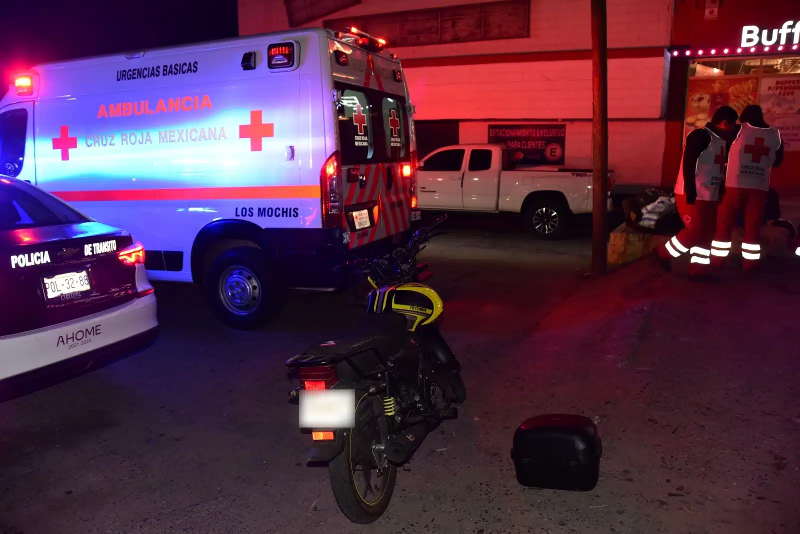 Paramédicos de Cruz Roja auxiliando al motociclista herido.