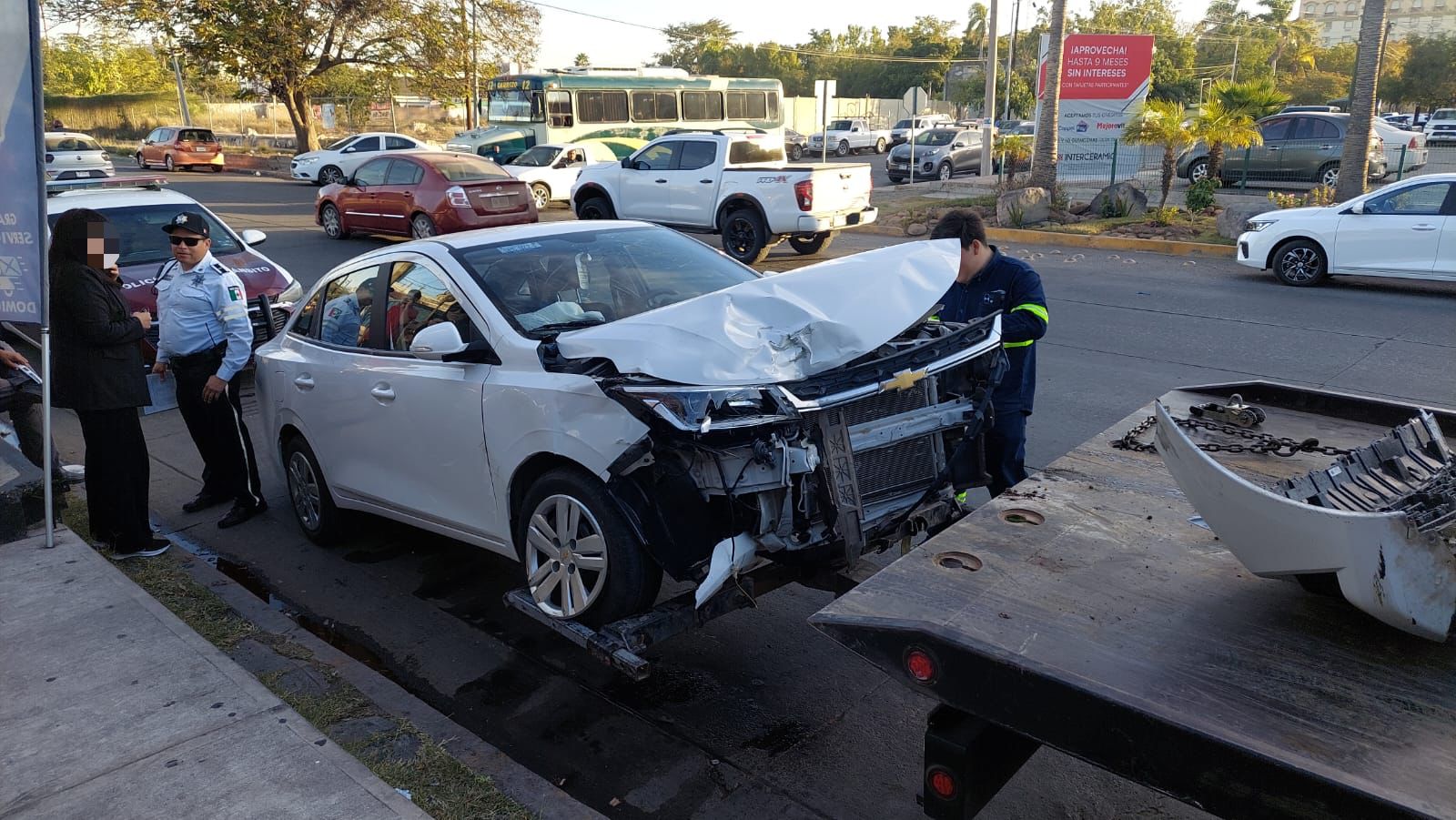 Vehículo color blanco con daños materiales tras el accidente vial en el Centro de Los Mochis.