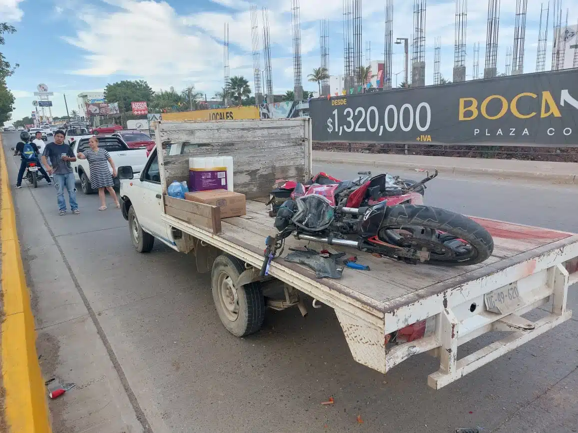 Motocicleta siniestrada a bordo de una unidad de seguros.