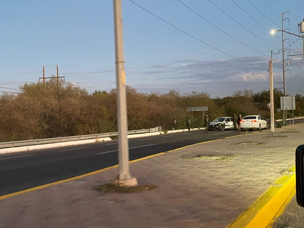 Choque automovilístico sobre la carretera Internacional México 15, entre La Presita y el seminario de Culiacán.