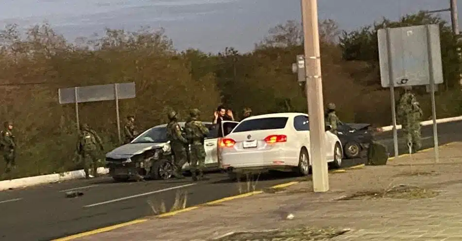 Elementos de la Guardia Nacional resguardando el lugar en el que se encuentran los carros involucrados en el choque.