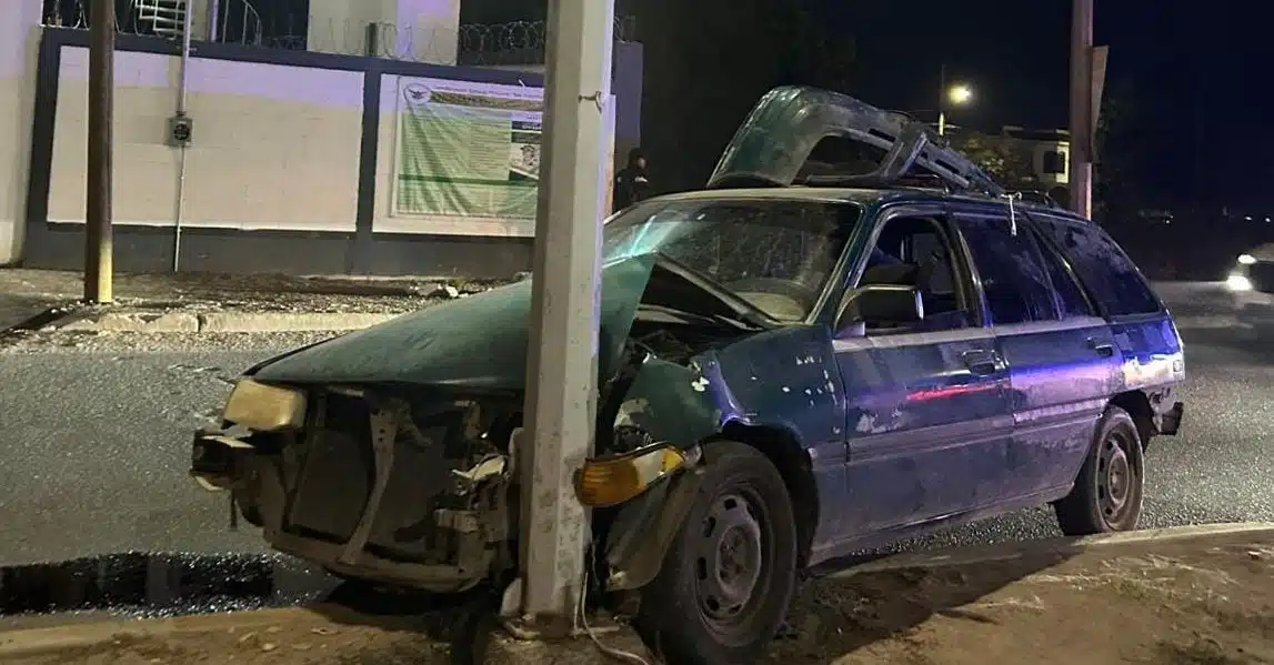 El vehículo subió al camellón e impactándose contra una luminaria frente a las instalaciones de la Guardia Nacional