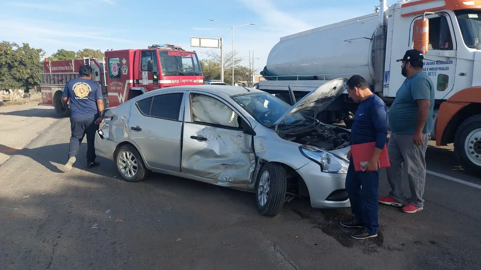 Un auto resultó con el costado derecho dañado luego de que sufrió un accidente en la carretera México 15 