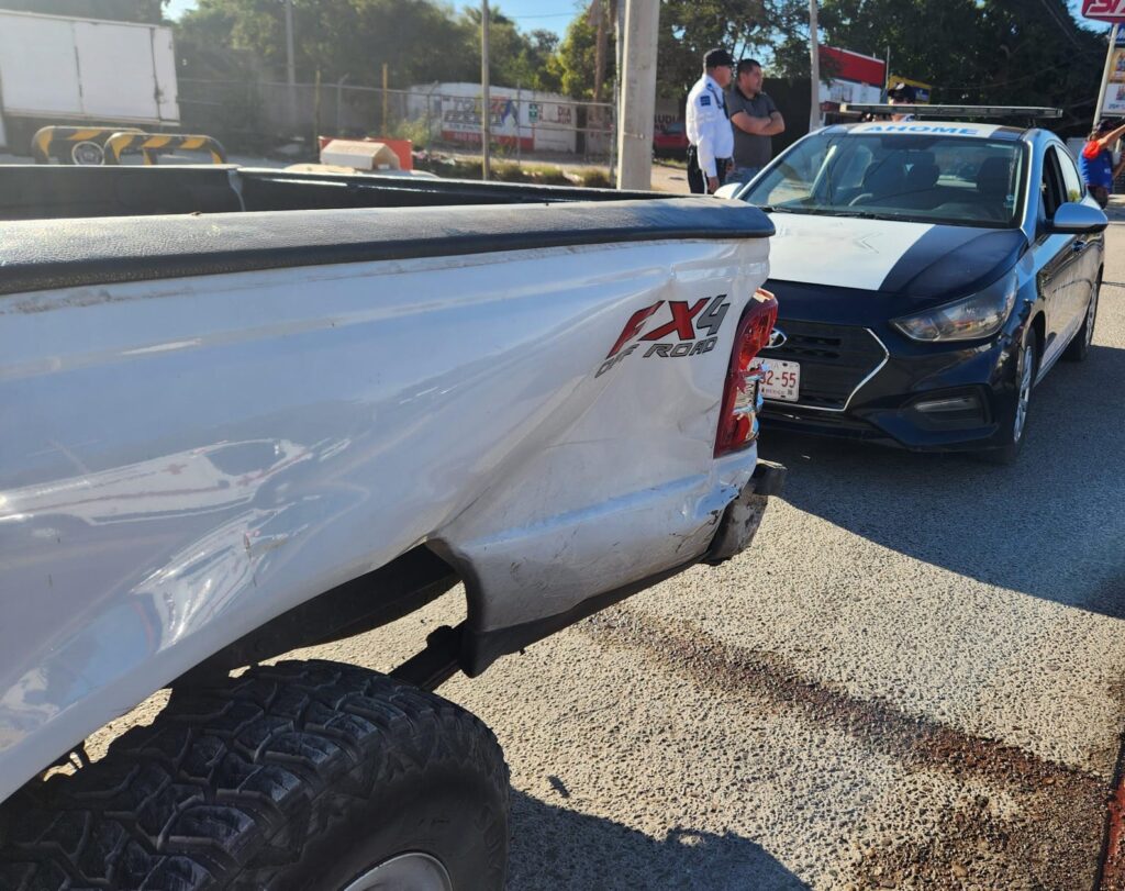 Camioneta del adulto mayor con un golpe en el costado.