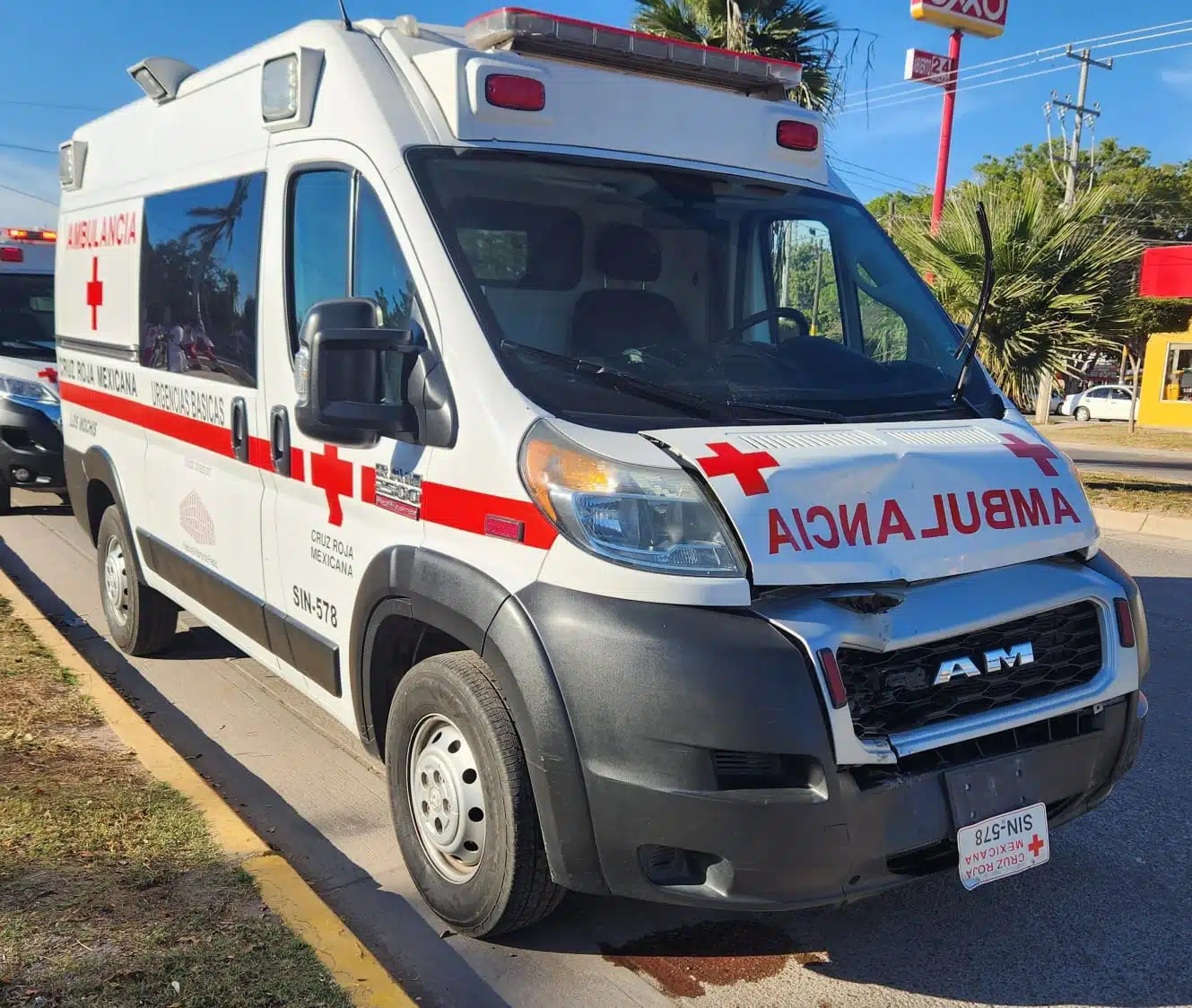 Ambulancia de la Cruz Roja con daños en la parte frontal.