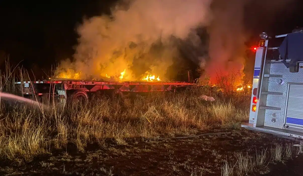 Bomberos de Concordia apagaron el incendio tras el accidente sobre la autopista Mazatlán-Durango