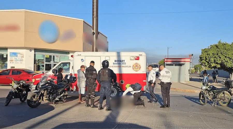 Bomberos Veteranos de Mazatlán atendieron al motociclista que resultó lesionado tras ser atropellado un camión urbano en la colonia Ampliación Flores Magón y trasladado después a un hospital 