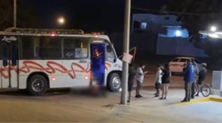 Un motociclista fue atropellado por un camión urbano en la colonia San Francisco, Mazatlán