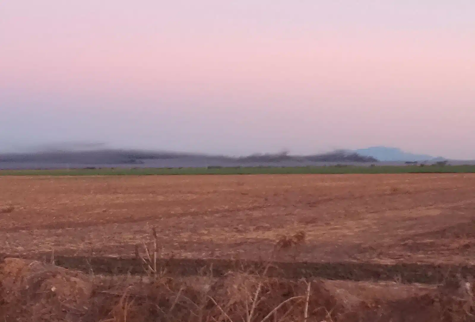 Agricultores queman llantas en El Carrizo