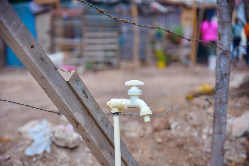 Toma de agua potable comunitarias en invasión Malova, Ahome