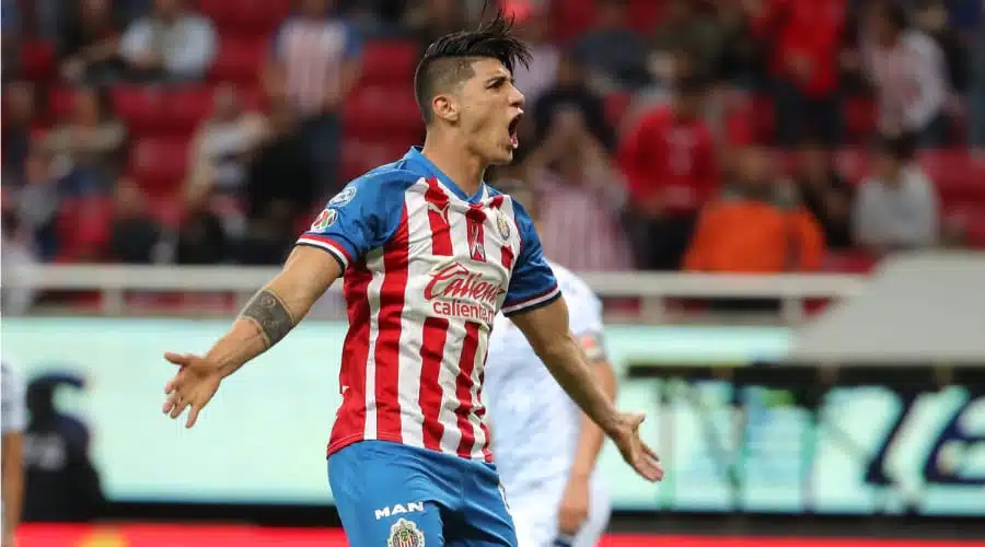 Alan Pulido, delantero mexicano.