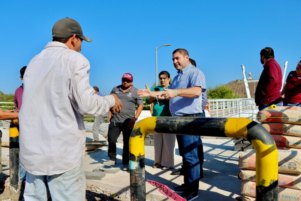 El alcalde de Badiraguato supervisó los trabajos de construcción del puente Bimodal