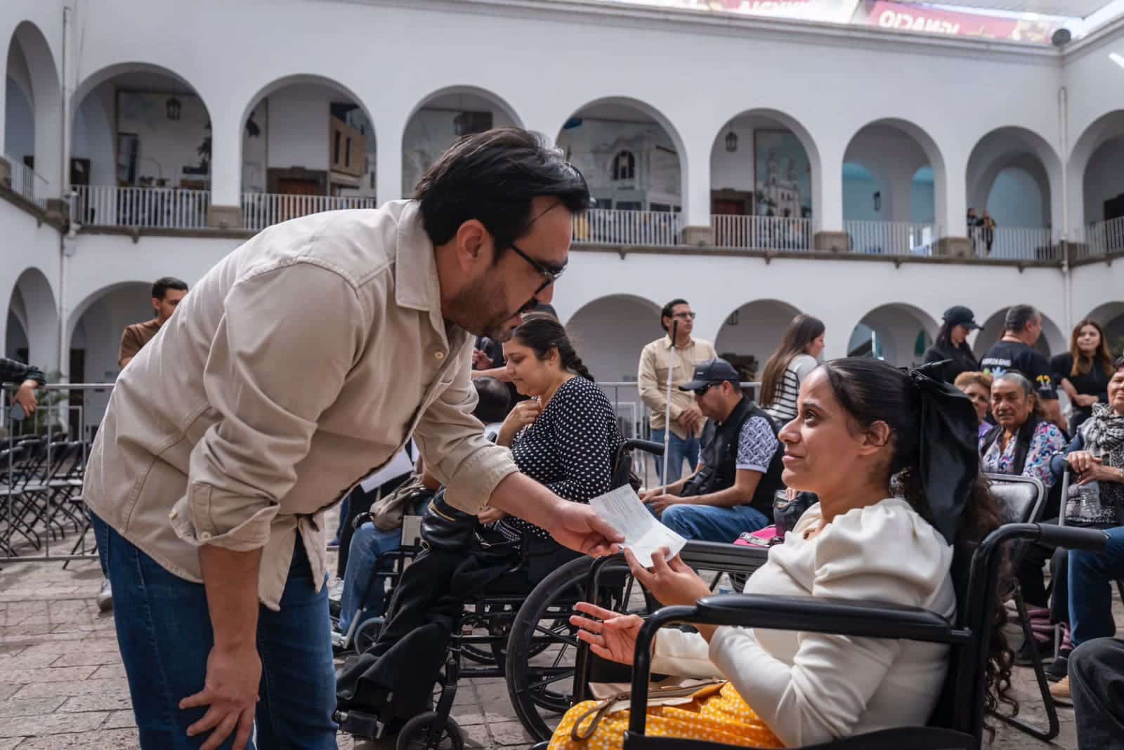 Alcalde de Culiacán entrega apoyo económico a comerciantes con discapacidad
