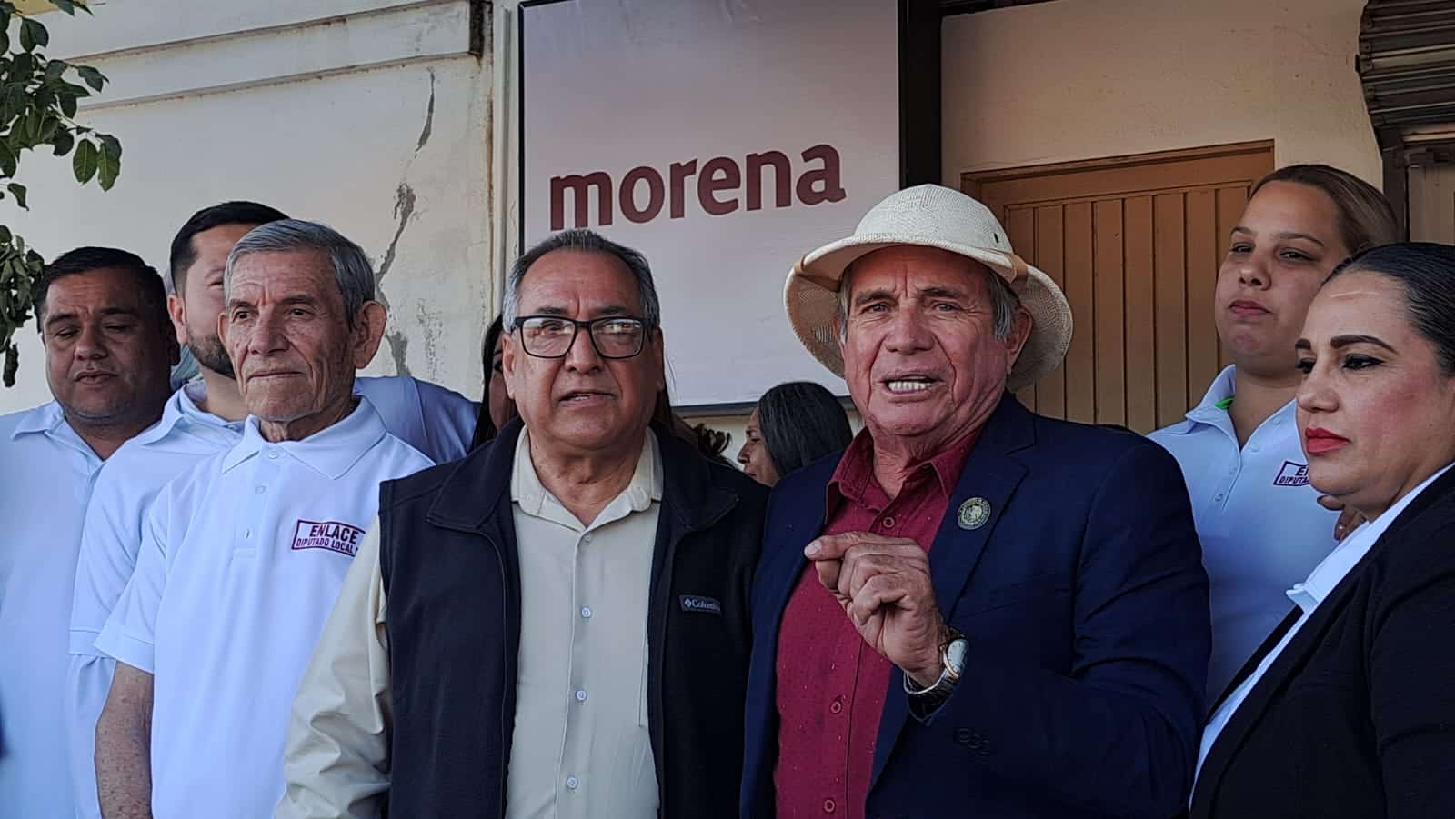 Ambrocio Chávez en el marco de la apertura de una oficina de gestoría en Guamúchil este fin de semana.